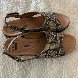 Like New Clark’s Sandals Women’s 7.5 Snake Print